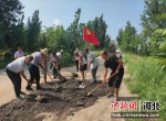 闫五门村和刘五门村党员修整道路。 周云腾 摄 - 中国新闻社河北分社