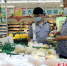 任泽区市场监管局工作人员正在对部分食品进行样品采集。 张文丽 摄 - 中国新闻社河北分社
