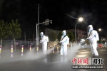 巨鹿县工作人员正在进行消杀作业。 马铭钖 摄 - 中国新闻社河北分社