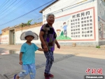 新河县白穴口村村民在村中散步。　贾建勇 摄 - 中国新闻社河北分社