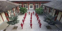8日8日，青少年们在邯郸市永年区育德太极武术院内练习杨式传统太极拳，迎接“全民健身日”。　胡高雷 摄 - 中国新闻社河北分社