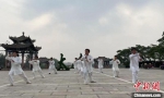 8月8日清晨，永年广府古城，群众在练习太极拳。　赵明 摄 - 中国新闻社河北分社