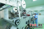 工人在巨鹿县工业园区一家医用湿巾企业车间生产线上工作。 徐彪 摄 - 中国新闻社河北分社