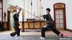学生们在练习“南宫开河少林散手通背门”的器械。　田威 摄 - 中国新闻社河北分社