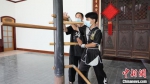 李秀志(左一)指导学生练习武术动作。　田威 摄 - 中国新闻社河北分社