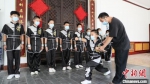 李秀志(右一)指导学生们练习武术动作。　田威 摄 - 中国新闻社河北分社
