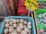 北京市西城区某菜市场内鸡蛋价格。 中新网记者 谢艺观 摄 - 中国新闻社河北分社