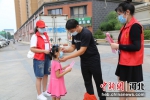 志愿者向居民免费发放口罩。 张旭宁 摄 - 中国新闻社河北分社
