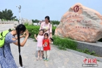8月15日，市民在河北献县的单桥拍照留念。 中新社记者 翟羽佳 摄 - 中国新闻社河北分社