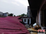 楼房后面彩钢板建筑坍塌。　吕子豪 摄 - 中国新闻社河北分社