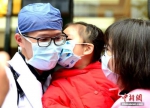 资料图：医生的女儿亲吻爸爸。王东明 摄 - 中国新闻社河北分社