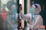 资料图：医院人员为民众做核酸检测。 泱波 摄 - 中国新闻社河北分社