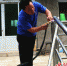 定兴县残联工作人员为该县残疾人家庭安装护栏、扶手。 徐海涛 摄 - 中国新闻社河北分社