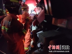 图为冀南新区消防救援大队官兵正在紧急救援被困人员。 杨腾辉 摄 - 中国新闻社河北分社