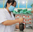 平乡县节固乡中心卫生院医务人员在制药。　李冰冰 摄 - 中国新闻社河北分社
