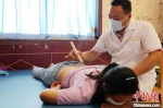 平乡县节固乡中心卫生院医务人员在为患者进行艾灸。　李冰冰 摄 - 中国新闻社河北分社