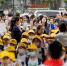 8月23日，长春市第一实验中海小学的新生家长们目送学生进入校园。中新社记者 张瑶 摄 - 中国新闻社河北分社
