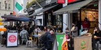 图为英国伦敦一美食街上，商铺重新开业引来“消费潮”。中新社发 张梦琪 摄 - 中国新闻社河北分社