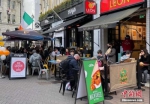 图为英国伦敦一美食街上，商铺重新开业引来“消费潮”。中新社发 张梦琪 摄 - 中国新闻社河北分社