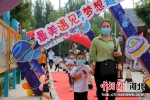 2021年9月3日，河北省肃宁县第六实验小学新同学在家长的陪伴下走进校园。 刘巨雷 摄 - 中国新闻社河北分社