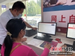 工作人员在指导群众网上办理业务。 李朔 摄 - 中国新闻社河北分社