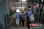 民警接小姑娘下车。 供图 - 中国新闻社河北分社