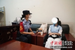 女民警和小姑娘谈心。 供图 - 中国新闻社河北分社