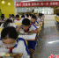学生们在享用免费营养午餐。 张鑫 摄 - 中国新闻社河北分社