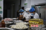 营养餐工作人员在加工食材原料。 张鑫 摄 - 中国新闻社河北分社