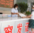 工作人员为经营者发放行业综合许可证。 刘静 摄 - 中国新闻社河北分社
