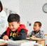 张慧丽老师正在课堂上教大山深处的孩子们读书写字。　资料图 摄 - 中国新闻社河北分社