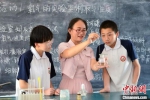 张润亚正在给学生们上课。　赵卫东 摄 - 中国新闻社河北分社