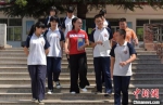 张润亚和学生们在一起。　赵卫东 摄 - 中国新闻社河北分社