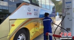 河北崇礼西湾子加氢站的工作人员为氢能源公交车加氢。裴国荣 摄 - 中国新闻社河北分社