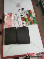 警方在现场查获的电话卡、银行卡、现金。 宁晋县公安局供图 - 中国新闻社河北分社