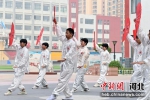图为学生们在舞太极扇 。 翟羽佳 摄 - 中国新闻社河北分社