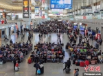 资料图：南京南站的旅客 朱晓颖 摄 - 中国新闻社河北分社