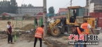 党员和村民在清理生活垃圾 。 李光宇 摄 - 中国新闻社河北分社