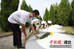 同学们向回民支队烈士墓敬献鲜花。 崔广义 摄 - 中国新闻社河北分社