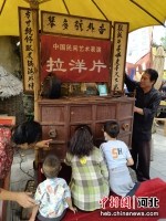 图为游客在看“拉洋片”表演。 吕子豪 摄 - 中国新闻社河北分社