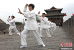 图为广府古城城墙上，当地居民在习练太极拳。　胡高雷 摄 - 中国新闻社河北分社