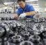临西县一家轴承企业生产车间内，一名工人正在加工轴承。　何连斌 摄 - 中国新闻社河北分社