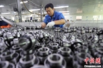 临西县一家轴承企业生产车间内，一名工人正在加工轴承。　何连斌 摄 - 中国新闻社河北分社