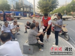 消防志愿者在对群众进行消防宣传。 贾枭梦 摄 - 中国新闻社河北分社
