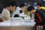 资料图：考研资料图：考研学生在食堂内复习。 泱波 摄学生在食堂内复习。 泱波 摄 - 中国新闻社河北分社