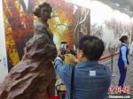 图为市民在“赵一曼”英雄塑像前拍照。　吕子豪 摄 - 中国新闻社河北分社