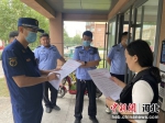 消防人员在告知物业人员检查中存在的问题。 贾枭梦 摄 - 中国新闻社河北分社