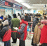 资料图：民众在门诊大厅排队挂号。(图文无关) 汤彦俊 摄 - 中国新闻社河北分社