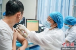 资料图：市民接种新冠疫苗加强针。 陈冠言 摄 - 中国新闻社河北分社