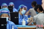 资料图：学生进行新冠疫苗接种。泱波 摄 - 中国新闻社河北分社